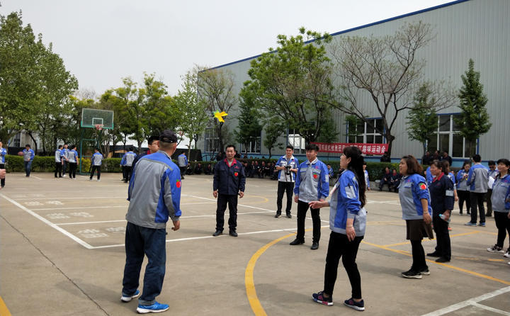 踢毽子比賽讓我們見識(shí)到團(tuán)結(jié)協(xié)作、堅(jiān)持不懈的運(yùn)動(dòng)精神，各隊(duì)在場(chǎng)上展開激烈比拼，隊(duì)員們沉著應(yīng)戰(zhàn)、默契配合、快速傳遞