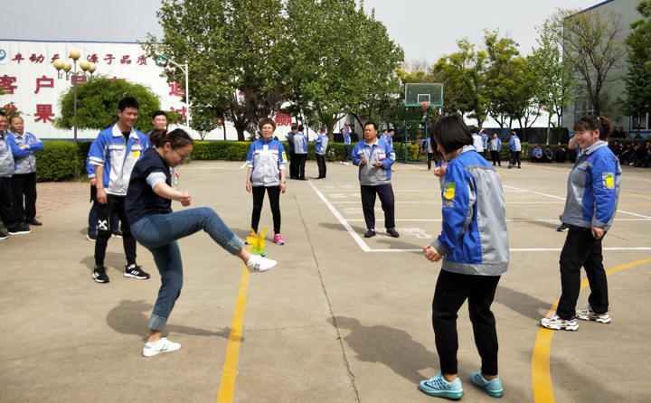 踢毽子比賽讓我們見識(shí)到團(tuán)結(jié)協(xié)作、堅(jiān)持不懈的運(yùn)動(dòng)精神，各隊(duì)在場(chǎng)上展開激烈比拼，隊(duì)員們沉著應(yīng)戰(zhàn)、默契配合、快速傳遞